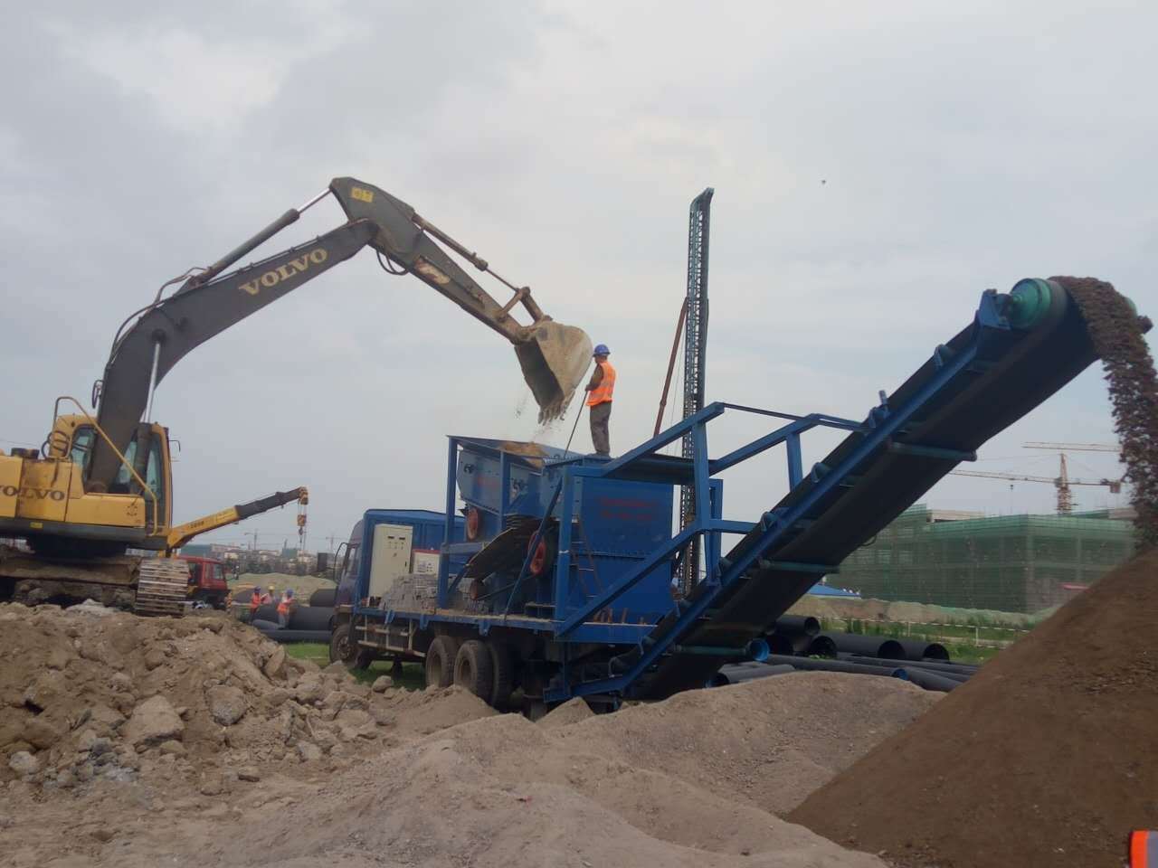 移動(dòng)式石子破碎機(jī)如何將大塊石頭快速破碎？