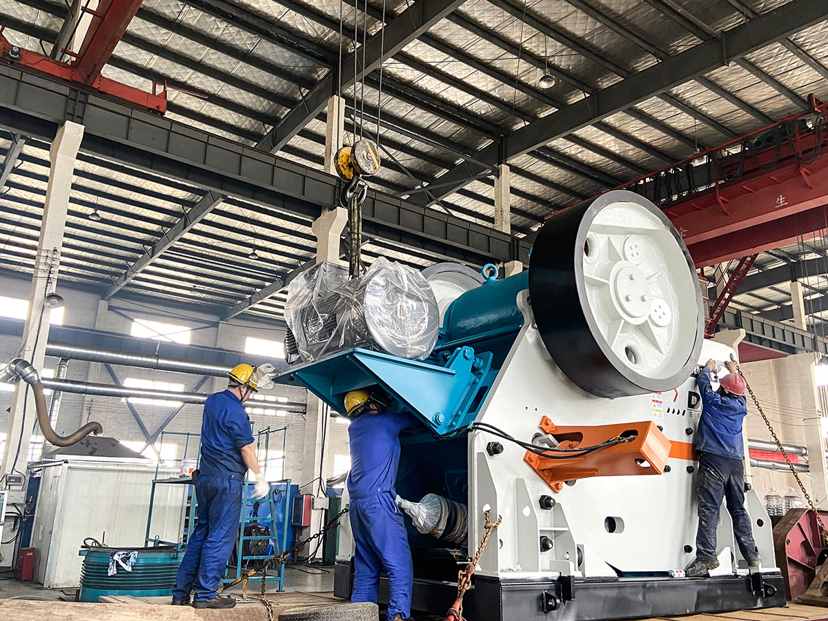 出發(fā)！上海東蒙DC歐版顎破、DCS單缸液壓圓錐破、DVSI95立軸沖擊破......火速發(fā)往前方，助力客戶花崗巖制砂生產(chǎn)