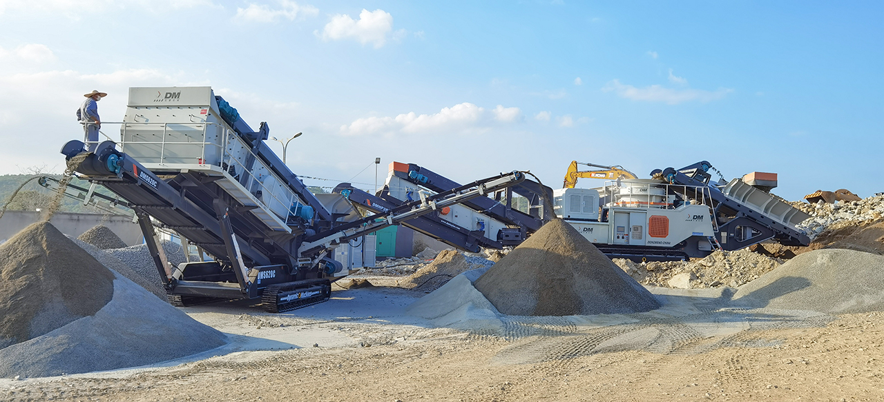 【東蒙案例】顎、錐、篩移動站石英巖破碎生產(chǎn)線火熱投產(chǎn)！