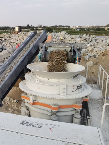 【東蒙案例】海南顎、錐、篩移動(dòng)站破碎生產(chǎn)線火熱投產(chǎn)！